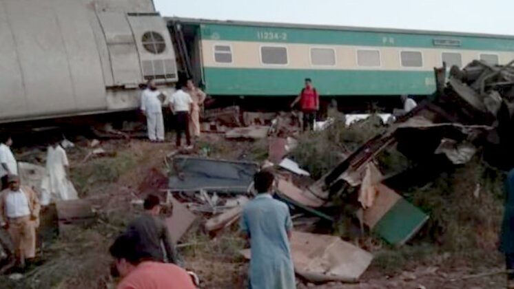 Major train accident in Pakistan- 30 people killed so far, many injured