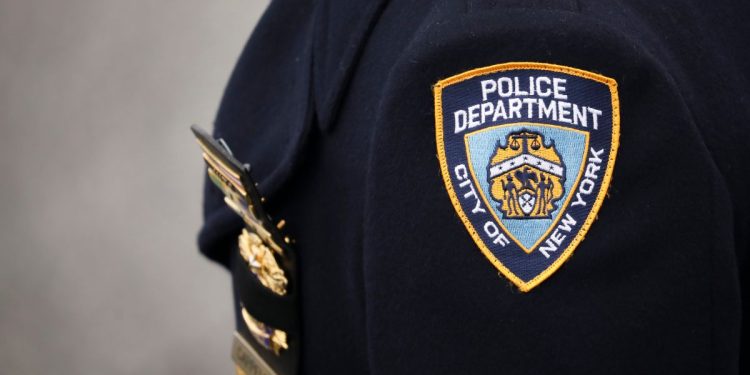 Off-duty NYPD officer is arrested for allegedly strangling his girlfriend – The NY Journal