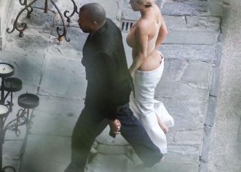 Kanye West and Bianca Censori, barefoot and with their rear in the air through the streets of Italy