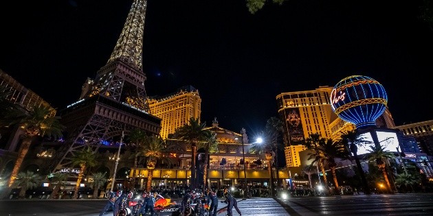 Checo Pérez: put his car on the roof of a hotel;  This is how Red Bull enjoys the Las Vegas GP