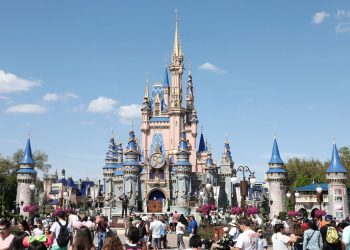 Neo-Nazi groups invade the Disney World entrance with anti-Semitic and racist speeches – El Diario NY