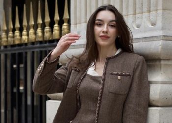 Wearing simple neutral colors, French women still exude their own charm